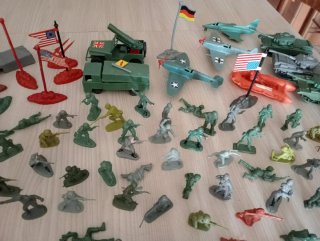 133 Soldatini e 31 Mezzi Militari