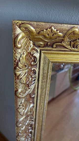 Espejo decorativo dorado con marco tallado