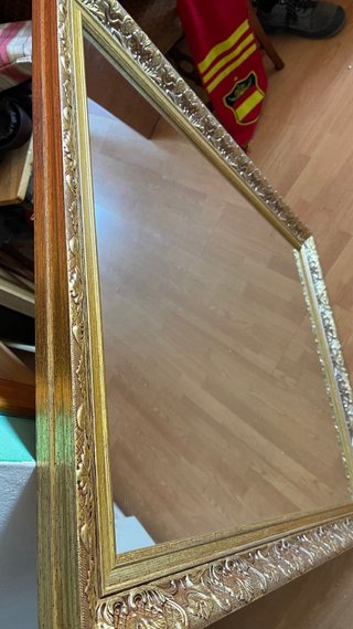 Espejo decorativo dorado con marco tallado