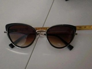 Gafas de sol Hawkers Feline mujer negras y doradas