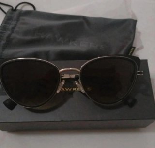 Gafas de sol Hawkers Feline mujer negras y doradas