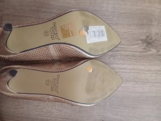 Zapatos de tacón dorados TOP QUEENS