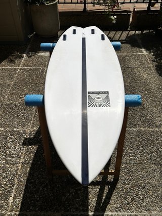 Tabla de surf Pukas The Wombi Fish by Eye Symmetry