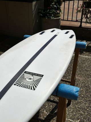 Tabla de surf Pukas The Wombi Fish by Eye Symmetry