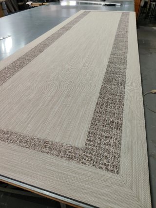 Alfombra de diseño beige y marrón