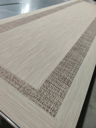 Alfombra de diseño beige y marrón