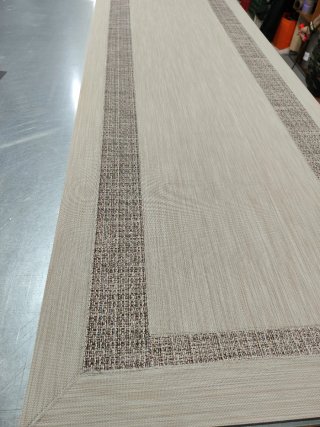 Alfombra de diseño beige y marrón