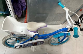 Bicicleta infantil azul con asiento trasero frozen