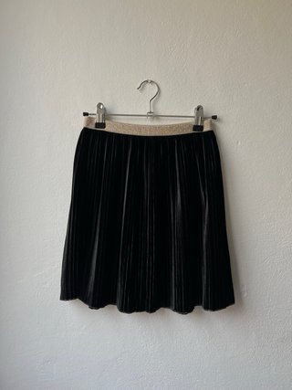 Falda plisada negra Zara dorada