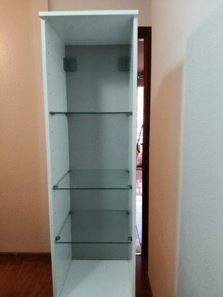 Mueble blanco con estantes de cristal
