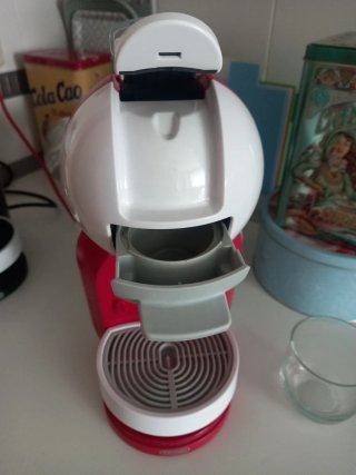 Cafetera Dolce Gusto Roja y Blanca