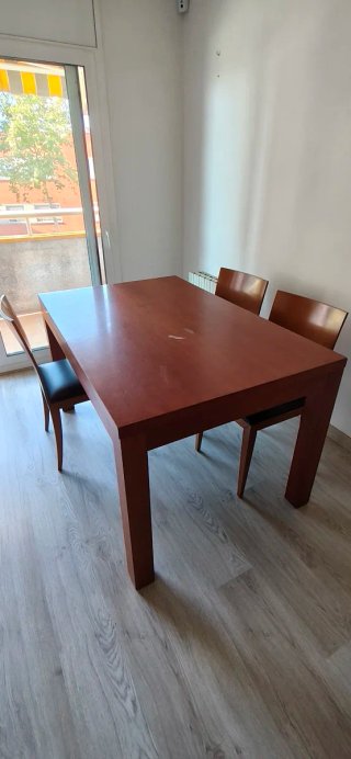 Mesa de comedor y 3 sillas
