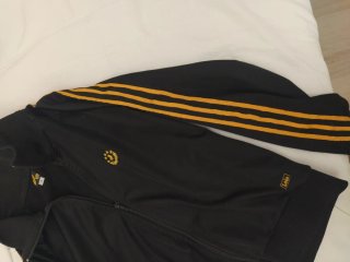 Chaqueta Lois deportiva Negra y Dorada.