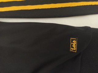 Chaqueta Lois deportiva Negra y Dorada.