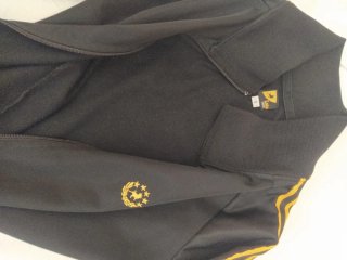 Chaqueta Lois deportiva Negra y Dorada.