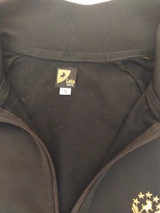 Chaqueta Lois deportiva Negra y Dorada.