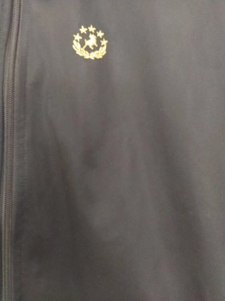 Chaqueta Lois deportiva Negra y Dorada.