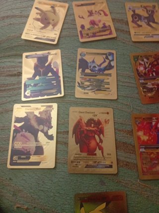 Sobre de cartas Pokémon dorado