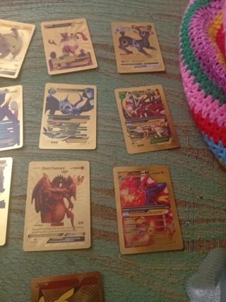 Sobre de cartas Pokémon dorado
