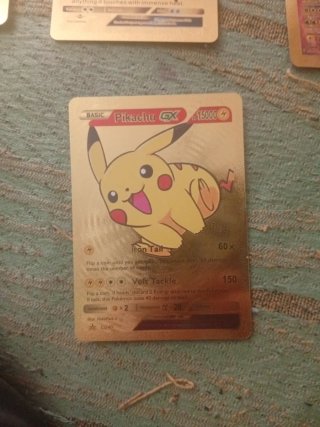 Sobre de cartas Pokémon dorado