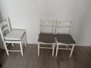 Mesa de cocina blanca con 2 cajones