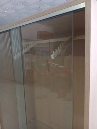 Estantería madera y cristal
