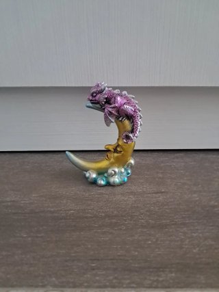 Dragon posado en la luna