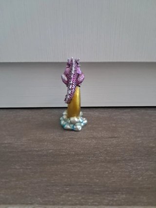Dragon posado en la luna