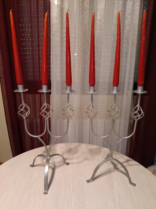 2 Candelabros Metal Plateado con Velas Rojas