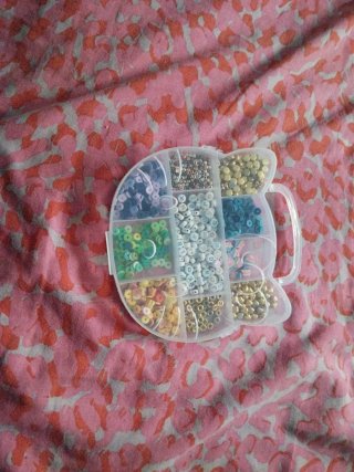 Caja de Hello Kitty con accesorios para pulseras