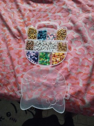 Caja de Hello Kitty con accesorios para pulseras