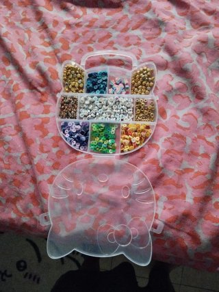 Caja de Hello Kitty con accesorios para pulseras