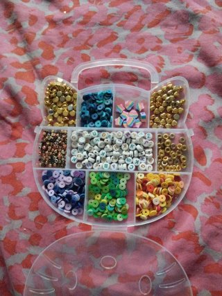 Caja de Hello Kitty con accesorios para pulseras