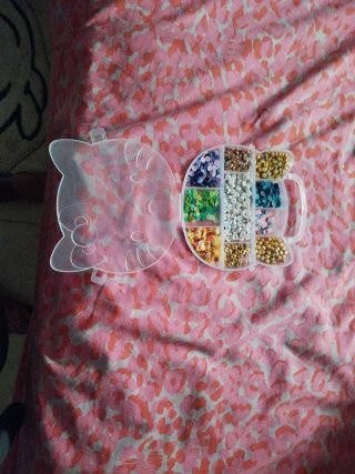 Caja de Hello Kitty con accesorios para pulseras