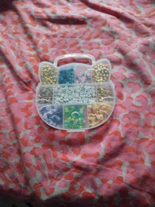 Caja de Hello Kitty con accesorios para pulseras