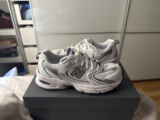 New Balance 530 Plata y Blanco