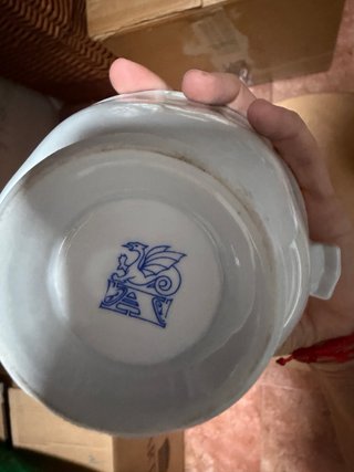 Conjunto de porcelana blanco y dorado
