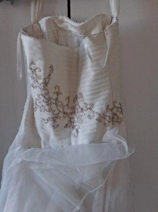 Elegante traje de Novia con velo y cancán.