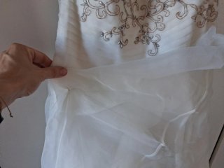 Elegante traje de Novia con velo y cancán.