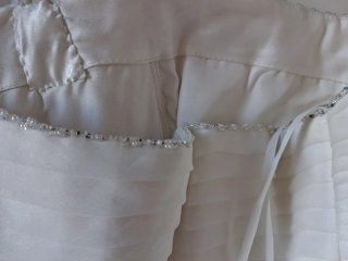 Elegante traje de Novia con velo y cancán.