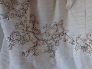 Elegante traje de Novia con velo y cancán.