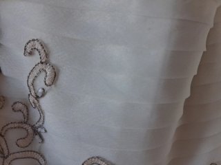 Elegante traje de Novia con velo y cancán.