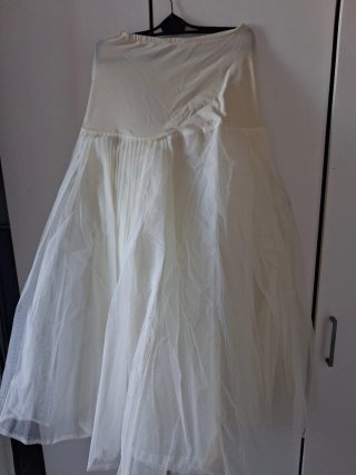 Elegante traje de Novia con velo y cancán.