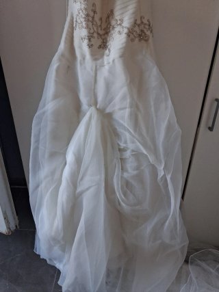 Elegante traje de Novia con velo y cancán.