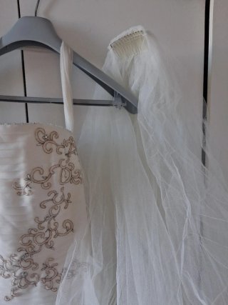 Elegante traje de Novia con velo y cancán.