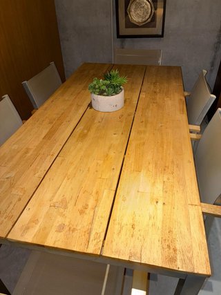 Mesa de comedor de madera y metal