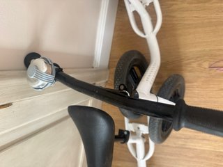 Dos Bicicletas de Equilibrio Blancas sin pedales