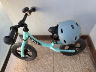 Bicicleta sin pedales Sawyer y casco
