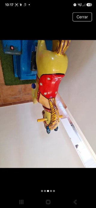 Caballito de juguete amarillo