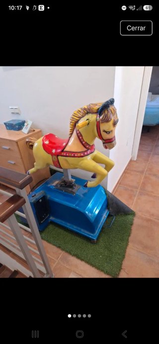 Caballito de juguete amarillo